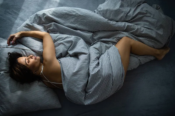 Bonita, joven mujer en su cama, profundamente dormida — Foto de Stock