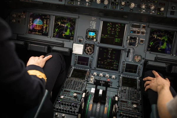 A mão do piloto a acelerar no acelerador durante a descolagem — Fotografia de Stock
