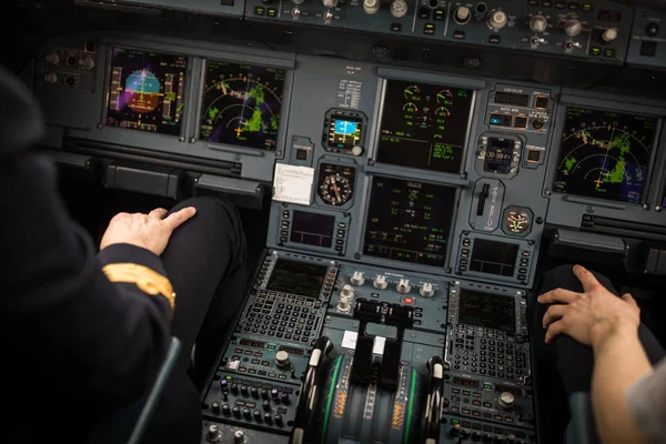 Mano del pilota che accelera sull'acceleratore durante il decollo — Foto Stock