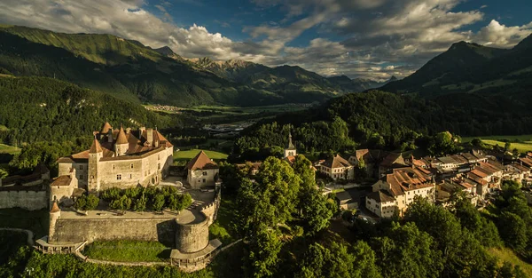 A középkori falu Gruyeres, Svájc — Stock Fotó