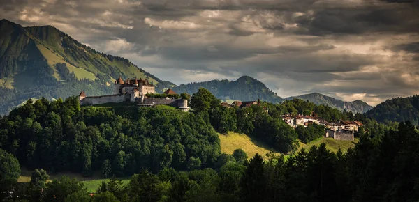 A középkori falu Gruyeres, Svájc — Stock Fotó