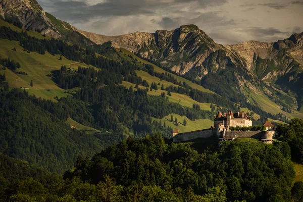 Das mittelalterliche Dorf Gruyeres, Schweiz — Stockfoto