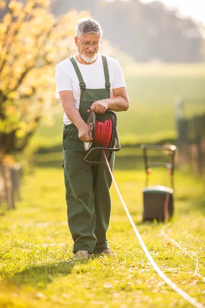 Portrét staršího muže zahradničení — Stock fotografie
