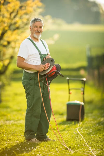 Ritratto di uomo anziano giardinaggio — Foto Stock