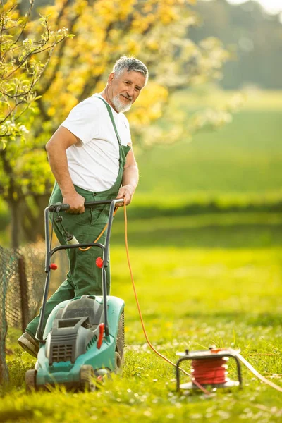 Portrét staršího muže zahradničení — Stock fotografie
