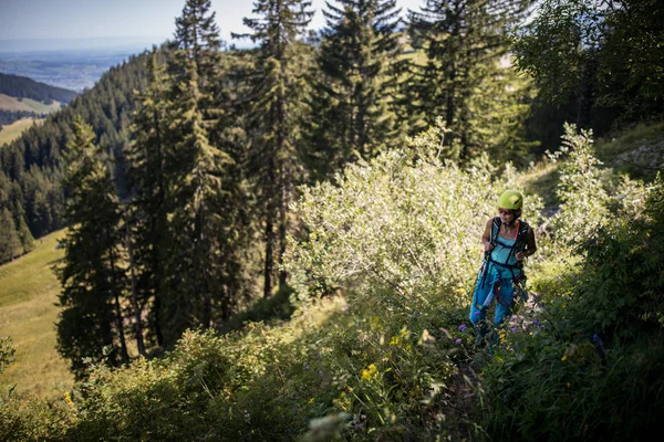 Pretty, kvinnlig klättrare på en via ferrata — Stockfoto