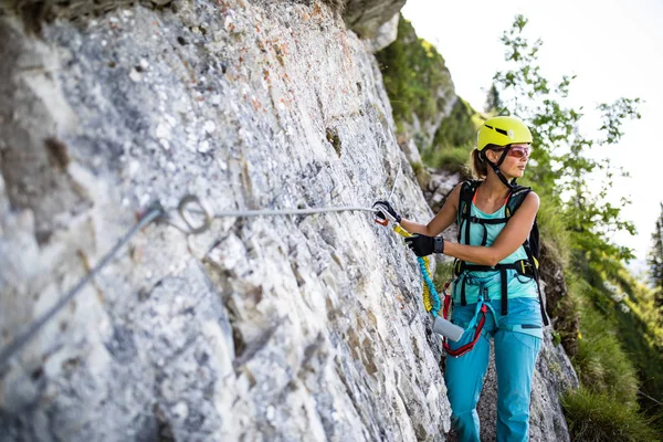 Güzel, bir Via Ferrata üzerinde kadın tırmanıcı — Stok fotoğraf