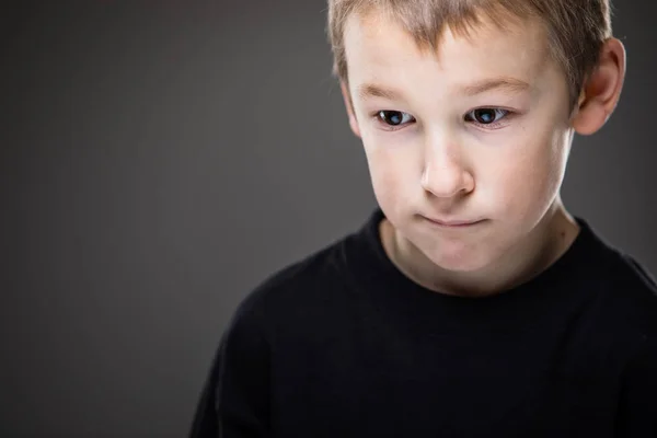 Θλιμμένο μικρό αγόρι - αισθάνεται έντονη θλίψη, τύψεις, θλίψη — Φωτογραφία Αρχείου