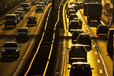 Arabalar çok yavaş bir trafikte gidiş sırasında sabah rushhour jam