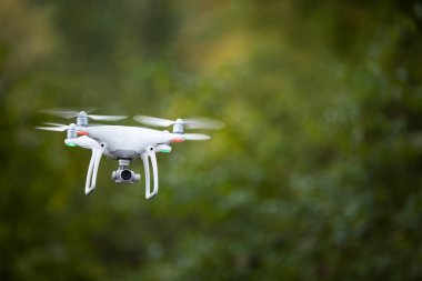 Quadrocopter drone uçuş kamera ile