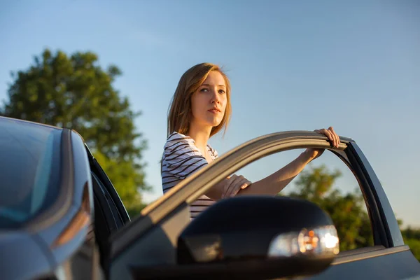 Vacker, ung kvinna kör sin bil — Stockfoto