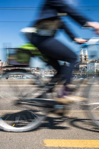 Zürcher Stadtbild mit bewegungsunschärfem Stadtverkehr — Stockfoto