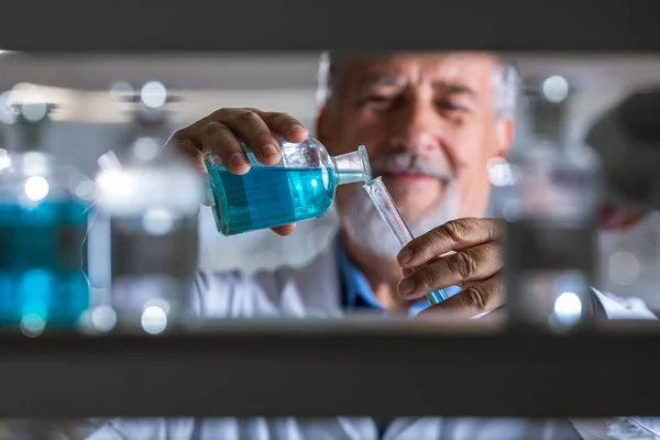 Senior mannelijke onderzoeker uitvoeren van wetenschappelijk onderzoek in een lab — Stockfoto