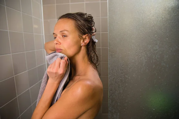 Frau nimmt eine lange heiße Dusche und wäscht sich die Haare — Stockfoto