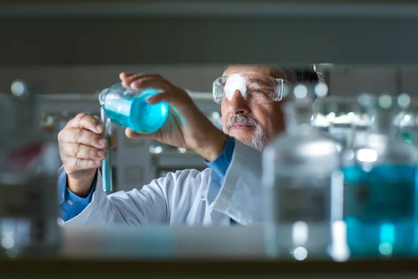 Senior mannelijke onderzoeker uitvoeren van wetenschappelijk onderzoek in een lab — Stockfoto