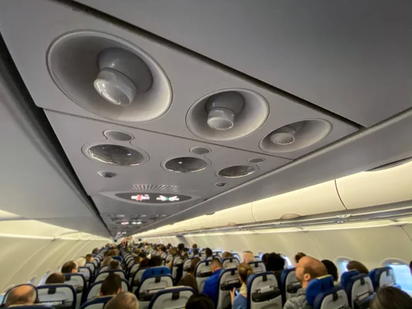 Cabina de un avión moderno lleno de pasajeros — Foto de Stock