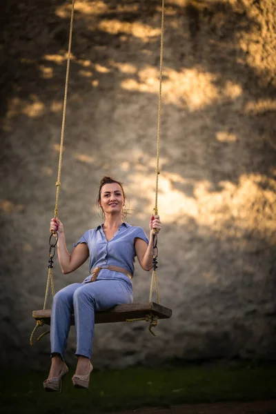 Jolie, jeune femme dans un joli parc — Photo