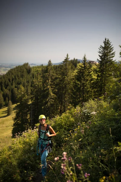 Hübsche, weibliche Bergsteigerin auf einem Klettersteig — Stockfoto