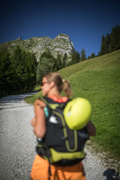 Hübsche, weibliche Bergsteigerin auf einem Klettersteig — Stockfoto