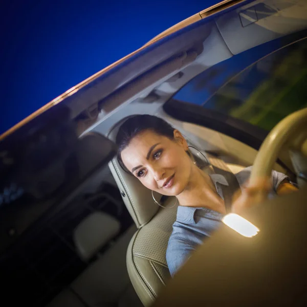 예쁜, 차를 운전하는 젊은 여자 — 스톡 사진