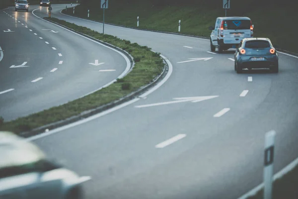 Bilar på en motorväg på natten — Stockfoto