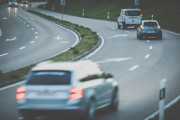 Auto's op een snelweg 's nachts — Stockfoto