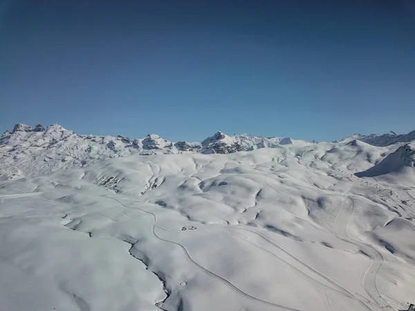 Centro de deportes de invierno cubierto de nieve en los Alpes suizos —  Fotos de Stock