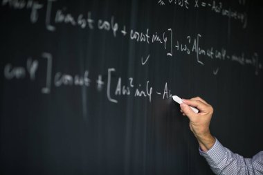 Matematik dersi sırasında tahta tarafından Matematik öğretmeni - detay 
