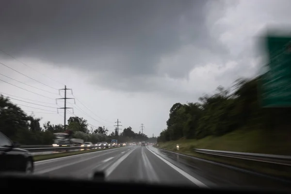 Yağmurlu bir alacakaranlıkta bir otoyolda arabalar — Stok fotoğraf