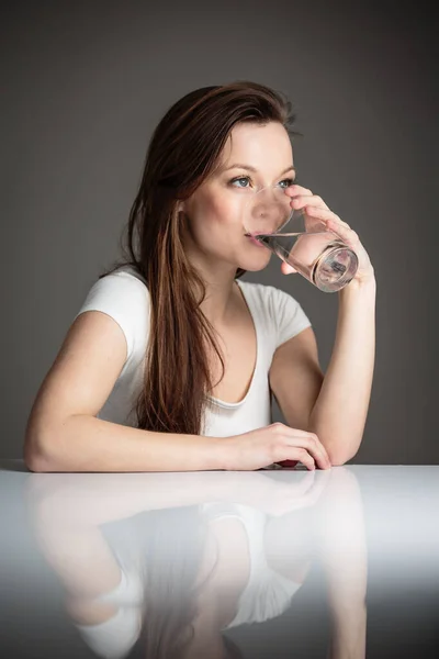 Beber um copo de água fria da torneira — Fotografia de Stock