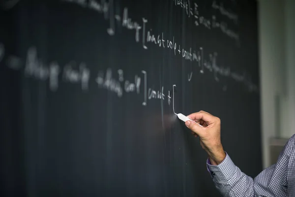 Professor de matemática no quadro-negro durante a aula de matemática — Fotografia de Stock