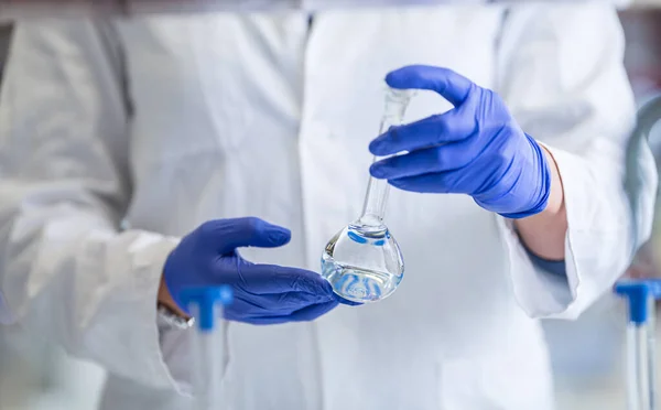 Investigadora feminina que realiza investigação científica num laboratório — Fotografia de Stock