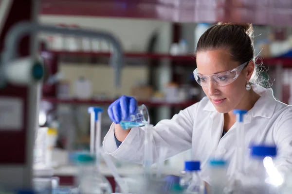 Vrouwelijke onderzoeker op wetenschappelijk onderzoek in een laboratorium — Stockfoto