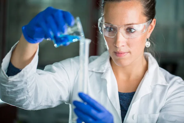 女性研究者の実験室で科学研究の実施 — ストック写真