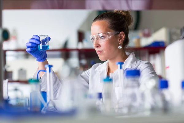 Investigadora que realiza investigación científica en un laboratorio — Foto de Stock