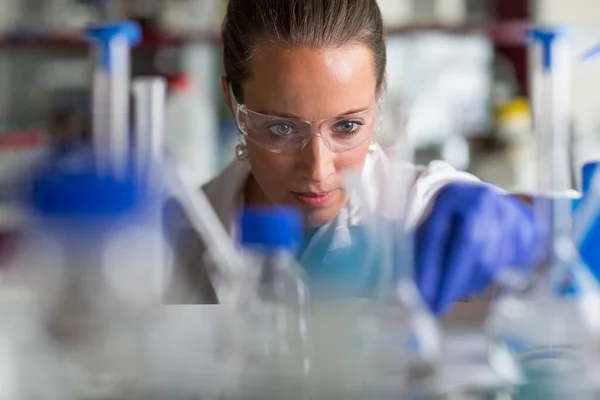 Vrouwelijke onderzoeker op wetenschappelijk onderzoek in een laboratorium — Stockfoto