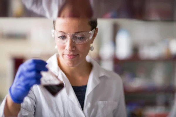 Investigadora que realiza investigación científica en un laboratorio — Foto de Stock