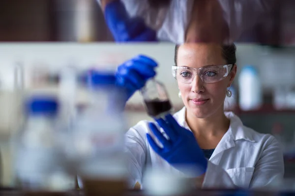 Ricercatrice che svolge ricerche scientifiche in laboratorio — Foto Stock