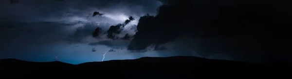 Litghtning ve gök gürültüsü ile dağlarda şiddetli fırtına — Stok fotoğraf