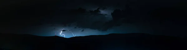 Sturm wütet in den Bergen mit Blitz und Donner — Stockfoto