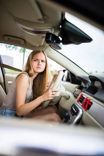 Arabasının Direksiyonunda Ehliyetinin Keyfini Çıkaran Tatlı Bayan Sürücü — Stok fotoğraf