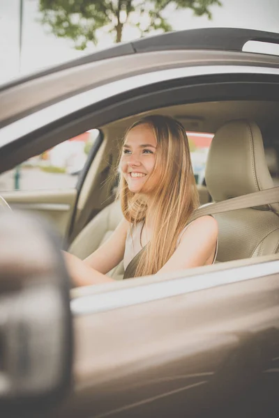 Linda Conductora Adolescente Disfrutando Licencia Conducir Recién Adquirida Volante Primer —  Fotos de Stock