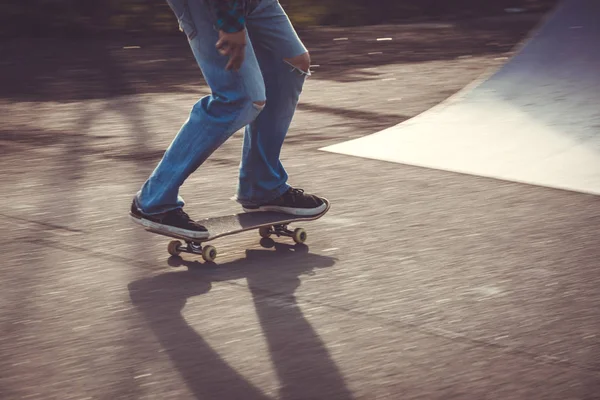Skateboarder Cavalgando Rápido Direção Rampas Para Ser Levantado Executar Truque — Fotografia de Stock