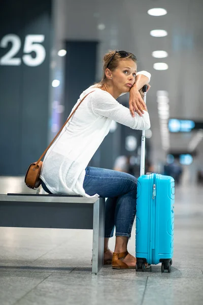 Młoda Kobieta Bagażem Międzynarodowym Lotnisku Czekająca Swój Bagaż Strefie Odbioru — Zdjęcie stockowe