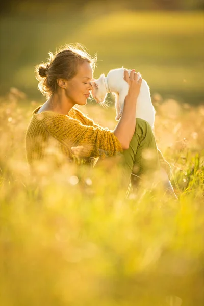 Mulher Bonita Jovem Com Seu Animal Estimação Gato Sentado Grama — Fotografia de Stock