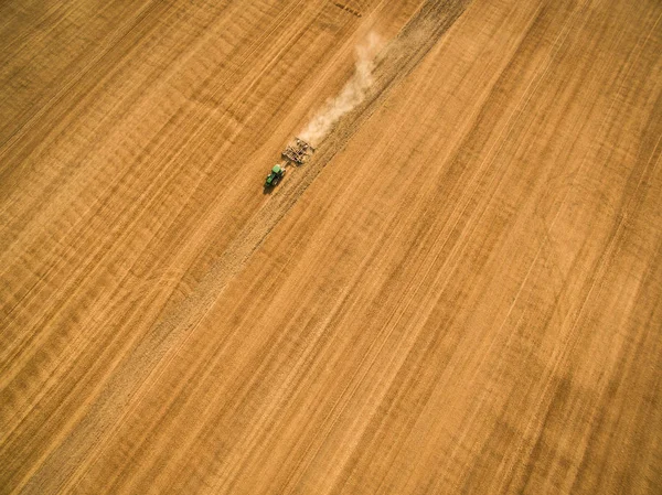 수확이 밭에서 일하는 트랙터를 공중에서 — 스톡 사진