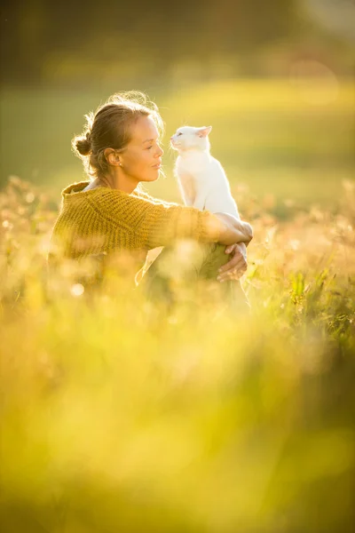 Mujer Bonita Joven Con Mascota Gato Sentada Hierba Precioso Prado — Foto de Stock
