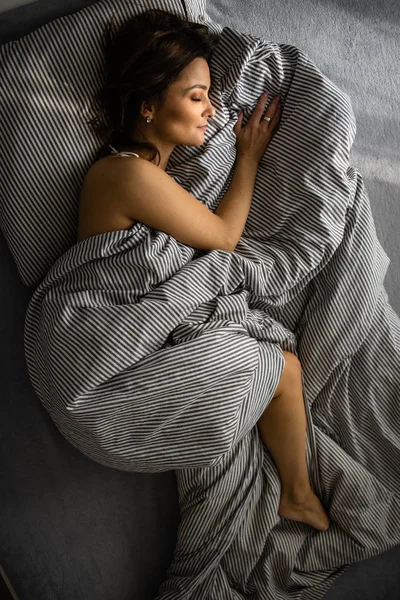 Bonita Joven Mujer Cama Profundamente Dormida — Foto de Stock