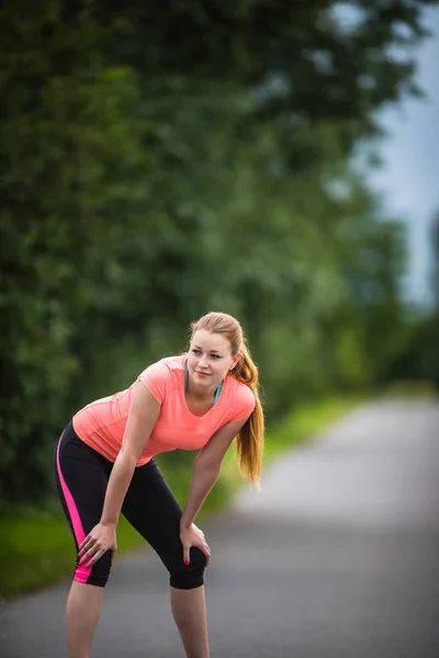 Jonge Vrouw Loopt Buiten Een Mooie Zonnige Winter Herfst Dag — Stockfoto