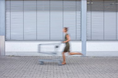 Güzel, genç bir kadın market alışverişine gidiyor.